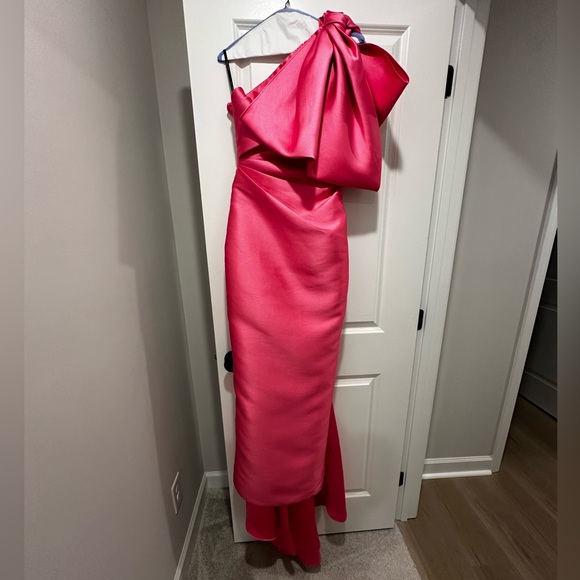 Solace London One-Shoulder Satin Maxi Dress in Light Pink - Picture 4 of 7